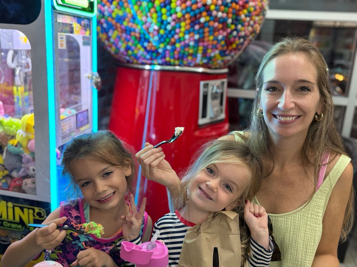Natalie Pinkovitz with her daughters